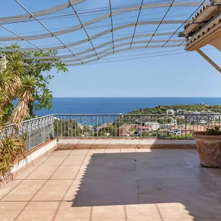 Exclusivist Soleil Levant, Pool